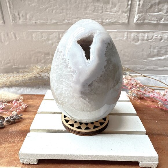 Gorgeous Agate Egg with Druzy - Picture 2 of 9